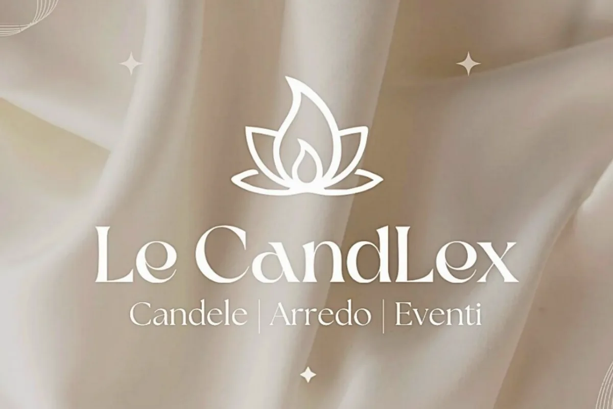 Il marchio Le CandLex: un loto con una fiamma, su tessuto chiaro